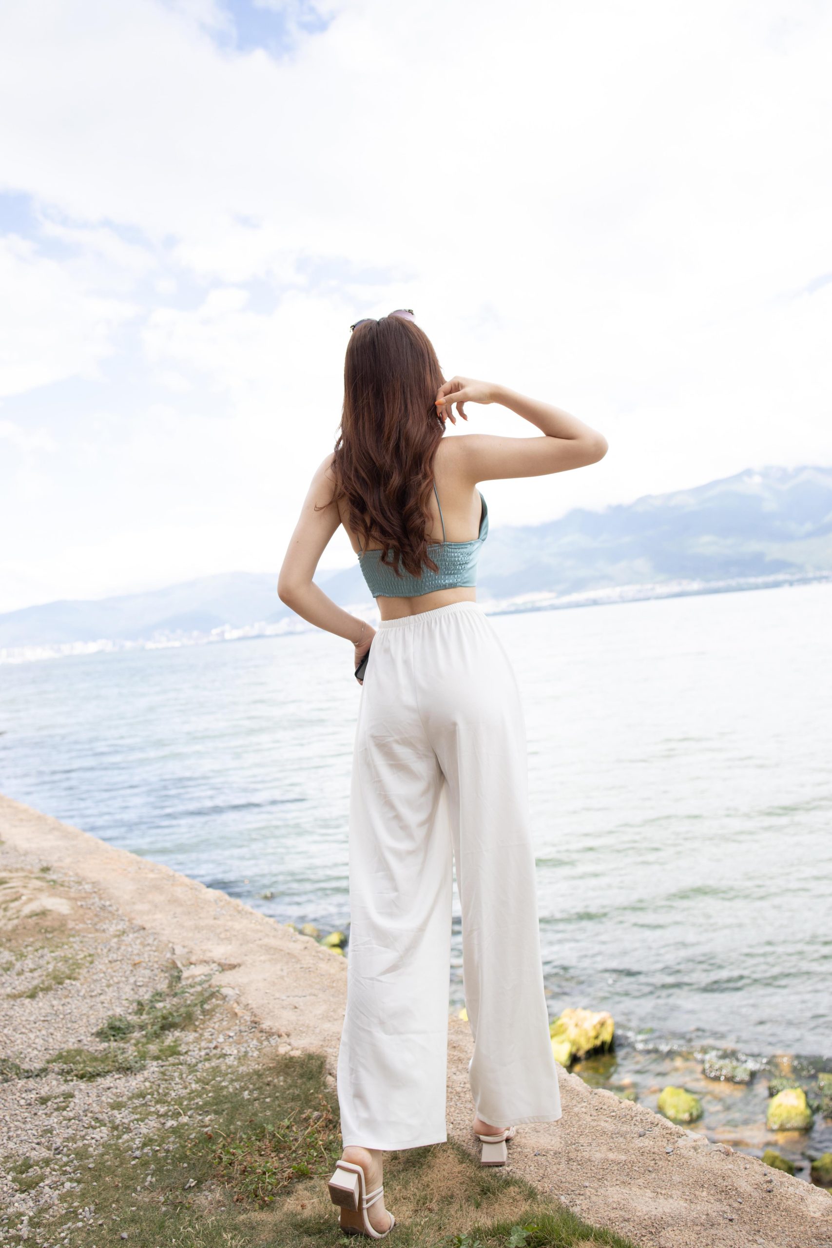 在海边嬉戏的白色长裤美女【253P】