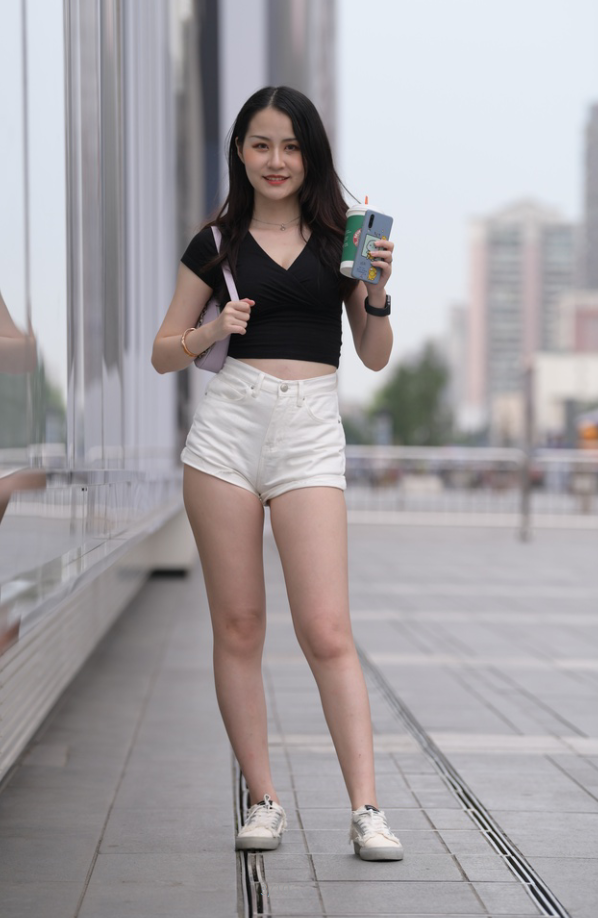 喝着奶茶逛街的长腿美女【642P】